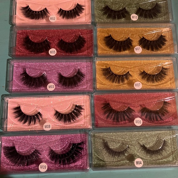 Alluring Eyelashes - Picture 1 of 1